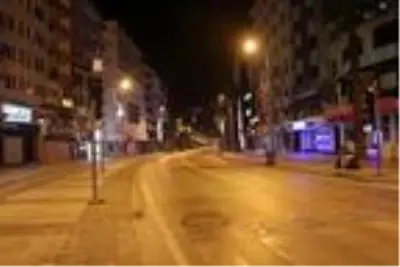Denizli'de kısıtlama sonrası cadde ve sokaklar boş kaldı Denizli'de kısıtlama sonrası cadde ve sokaklar boş kaldı
