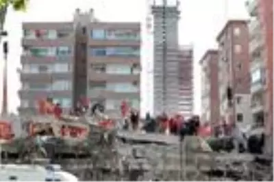 Depremde yıkılan binaların molozları korunuyor Depremde yıkılan binaların molozları korunuyor