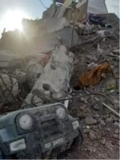 Depremde yıkılan binaların molozları korunuyor Depremde yıkılan binaların molozları korunuyor