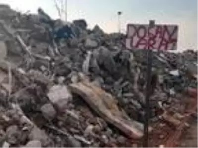 Depremde yıkılan binaların molozları korunuyor Depremde yıkılan binaların molozları korunuyor