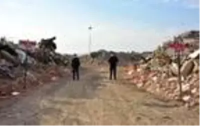 Depremde yıkılan binaların molozları korunuyor Depremde yıkılan binaların molozları korunuyor