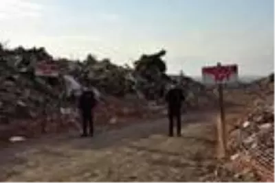 Depremde yıkılan binaların molozları korunuyor Depremde yıkılan binaların molozları korunuyor