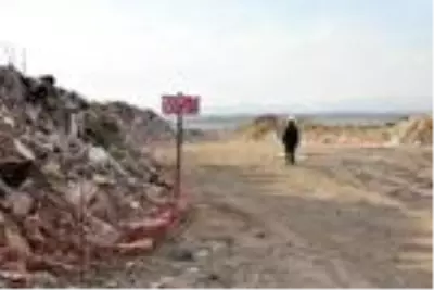 Depremde yıkılan binaların molozları korunuyor Depremde yıkılan binaların molozları korunuyor