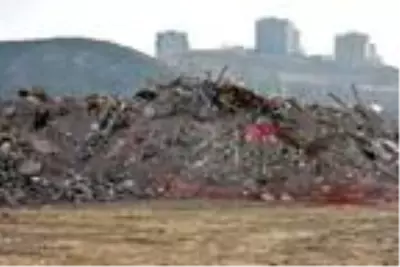 Depremde yıkılan binaların molozları korunuyor Depremde yıkılan binaların molozları korunuyor