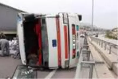 Devrilen kamyonda yüklü yem çuvalları yola saçıldı Devrilen kamyonda yüklü yem çuvalları yola saçıldı