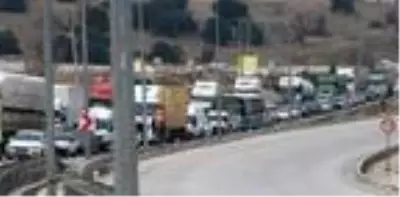 Devrilen kamyonda yüklü yem çuvalları yola saçıldı Devrilen kamyonda yüklü yem çuvalları yola saçıldı