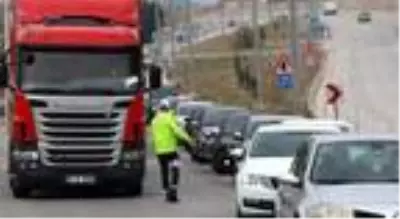 Devrilen kamyonda yüklü yem çuvalları yola saçıldı Devrilen kamyonda yüklü yem çuvalları yola saçıldı