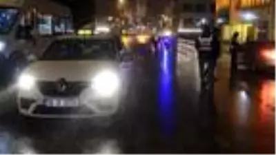 Dolmuş sürücüsü yüzünden yasağa takılan yolcuya 3 bin 150 TL ceza kesildi Dolmuş sürücüsü yüzünden yasağa takılan yolcuya 3 bin 150 TL ceza kesildi