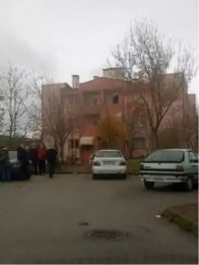 Emekli gazeteci evinde ölü bulundu Emekli gazeteci evinde ölü bulundu