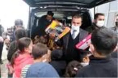 Enis bu kez kardan pastayla değil, 7 katlı gerçek pastayla doğum gününü kutladı Enis bu kez kardan pastayla değil, 7 katlı gerçek pastayla doğum gününü kutladı