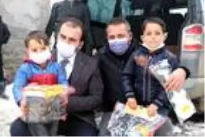 Enis bu kez kardan pastayla değil, 7 katlı gerçek pastayla doğum gününü kutladı Enis bu kez kardan pastayla değil, 7 katlı gerçek pastayla doğum gününü kutladı