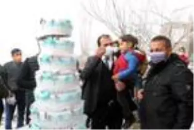 Enis bu kez kardan pastayla değil, 7 katlı gerçek pastayla doğum gününü kutladı Enis bu kez kardan pastayla değil, 7 katlı gerçek pastayla doğum gününü kutladı
