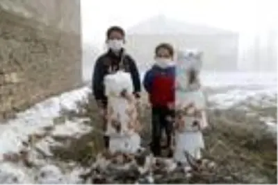 Enis bu kez kardan pastayla değil, 7 katlı gerçek pastayla doğum gününü kutladı Enis bu kez kardan pastayla değil, 7 katlı gerçek pastayla doğum gününü kutladı