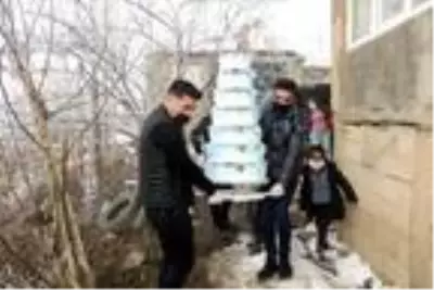 Enis bu kez kardan pastayla değil, 7 katlı gerçek pastayla doğum gününü kutladı Enis bu kez kardan pastayla değil, 7 katlı gerçek pastayla doğum gününü kutladı