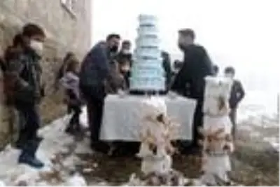 Enis bu kez kardan pastayla değil, 7 katlı gerçek pastayla doğum gününü kutladı Enis bu kez kardan pastayla değil, 7 katlı gerçek pastayla doğum gününü kutladı