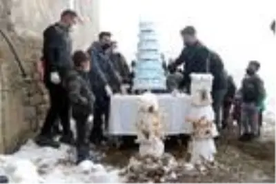Enis bu kez kardan pastayla değil, 7 katlı gerçek pastayla doğum gününü kutladı Enis bu kez kardan pastayla değil, 7 katlı gerçek pastayla doğum gününü kutladı