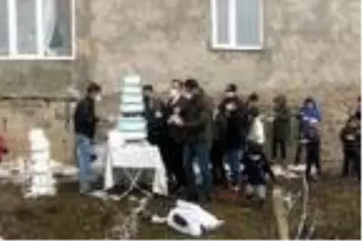 Enis bu kez kardan pastayla değil, 7 katlı gerçek pastayla doğum gününü kutladı Enis bu kez kardan pastayla değil, 7 katlı gerçek pastayla doğum gününü kutladı
