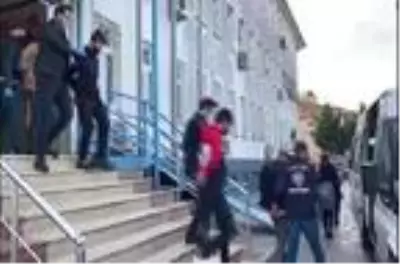 Esenyurt'ta ayarı düşük altın satıp, dolandırıcılık yapan 14 şüpheli yakalandı Esenyurt'ta ayarı düşük altın satıp, dolandırıcılık yapan 14 şüpheli yakalandı