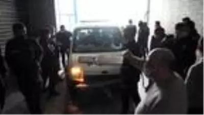 Son dakika haberleri... Esenyurt'ta silahlı şüpheliyi kovalayan polis, iş yerinin duvarına çarptı Son dakika haberleri... Esenyurt'ta silahlı şüpheliyi kovalayan polis, iş yerinin duvarına çarptı