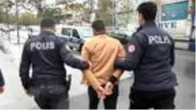 Son dakika haberleri... Esenyurt'ta silahlı şüpheliyi kovalayan polis, iş yerinin duvarına çarptı Son dakika haberleri... Esenyurt'ta silahlı şüpheliyi kovalayan polis, iş yerinin duvarına çarptı