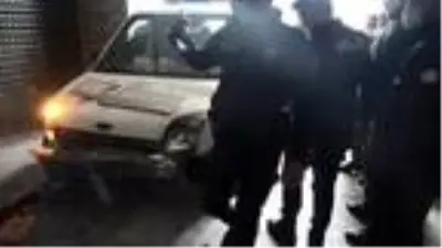Son dakika haberleri... Esenyurt'ta silahlı şüpheliyi kovalayan polis, iş yerinin duvarına çarptı Son dakika haberleri... Esenyurt'ta silahlı şüpheliyi kovalayan polis, iş yerinin duvarına çarptı