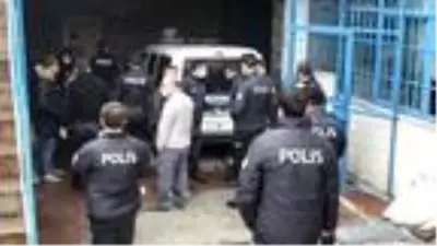 Son dakika haberleri... Esenyurt'ta silahlı şüpheliyi kovalayan polis, iş yerinin duvarına çarptı Son dakika haberleri... Esenyurt'ta silahlı şüpheliyi kovalayan polis, iş yerinin duvarına çarptı