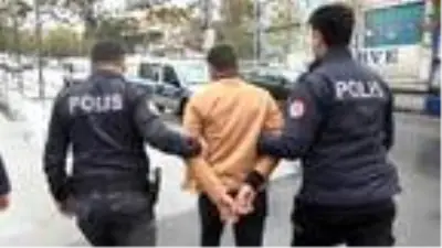 Son dakika haberleri... Esenyurt'ta silahlı şüpheliyi kovalayan polis, iş yerinin duvarına çarptı Son dakika haberleri... Esenyurt'ta silahlı şüpheliyi kovalayan polis, iş yerinin duvarına çarptı