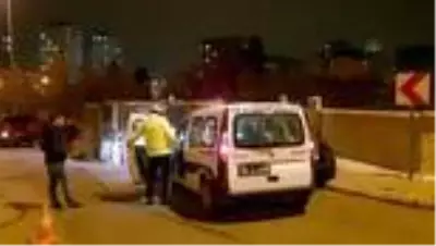 Freni boşalan kamyon bahçe duvarına çarparak durabildi Freni boşalan kamyon bahçe duvarına çarparak durabildi