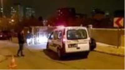 Freni boşalan kamyon bahçe duvarına çarparak durabildi Freni boşalan kamyon bahçe duvarına çarparak durabildi