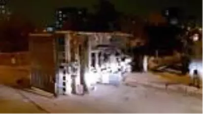 Freni boşalan kamyon bahçe duvarına çarparak durabildi Freni boşalan kamyon bahçe duvarına çarparak durabildi