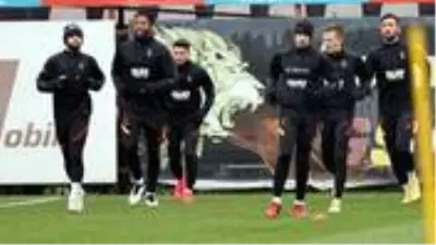 G.Saray'da koronavirüse yakalanan 5 futbolcudan 4'ü iyileşti G.Saray'da koronavirüse yakalanan 5 futbolcudan 4'ü iyileşti