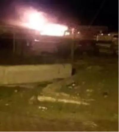 Garajda park halindeki 5 TIR, yangında kullanılamaz hale geldi Garajda park halindeki 5 TIR, yangında kullanılamaz hale geldi