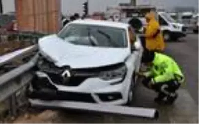 Gaziantep'te otomobiller çarpıştı: 3 yaralı Gaziantep'te otomobiller çarpıştı: 3 yaralı