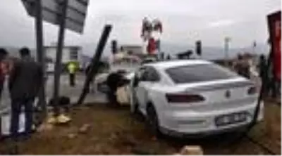 Gaziantep'te otomobiller çarpıştı: 3 yaralı Gaziantep'te otomobiller çarpıştı: 3 yaralı