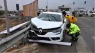 Gaziantep'te otomobiller çarpıştı: 3 yaralı Gaziantep'te otomobiller çarpıştı: 3 yaralı