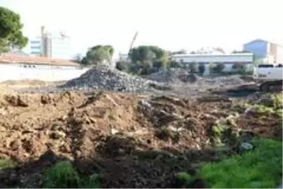 Gebze'de yeni futbol sahasının inşasına başlandı Gebze'de yeni futbol sahasının inşasına başlandı