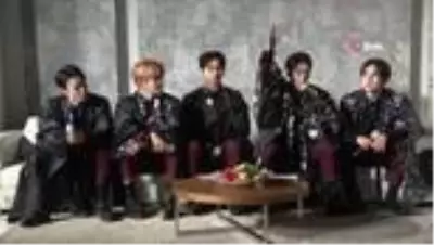 Güney Koreli ünlü K-Pop grubu erik dalı oynadı, 15 bin kişi izledi