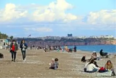 Hafta sonu sokağa çıkma kısıtlamasını duyan soluğu sahilde aldı Hafta sonu sokağa çıkma kısıtlamasını duyan soluğu sahilde aldı