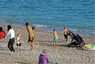 Hafta sonu sokağa çıkma kısıtlamasını duyan soluğu sahilde aldı Hafta sonu sokağa çıkma kısıtlamasını duyan soluğu sahilde aldı
