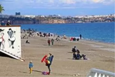 Hafta sonu sokağa çıkma kısıtlamasını duyan soluğu sahilde aldı Hafta sonu sokağa çıkma kısıtlamasını duyan soluğu sahilde aldı