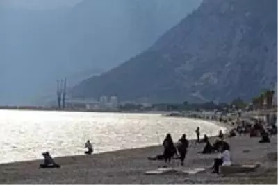 Hafta sonu sokağa çıkma kısıtlamasını duyan soluğu sahilde aldı Hafta sonu sokağa çıkma kısıtlamasını duyan soluğu sahilde aldı