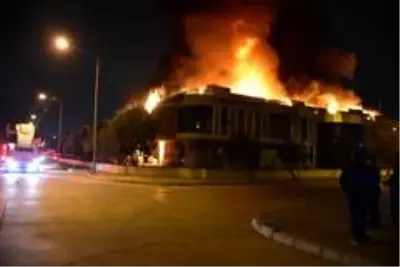 İzmir'deki büyük fabrika yangını kontrol altında İzmir'deki büyük fabrika yangını kontrol altında