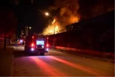 İzmir'deki büyük fabrika yangını kontrol altında İzmir'deki büyük fabrika yangını kontrol altında