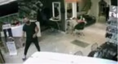 İzmir depreminden yeni görüntü; kahvesini içti, sakinliğiyle dikkati çekti İzmir depreminden yeni görüntü; kahvesini içti, sakinliğiyle dikkati çekti