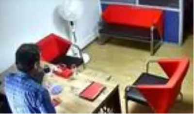 İzmir depreminden yeni görüntü; kahvesini içti, sakinliğiyle dikkati çekti İzmir depreminden yeni görüntü; kahvesini içti, sakinliğiyle dikkati çekti