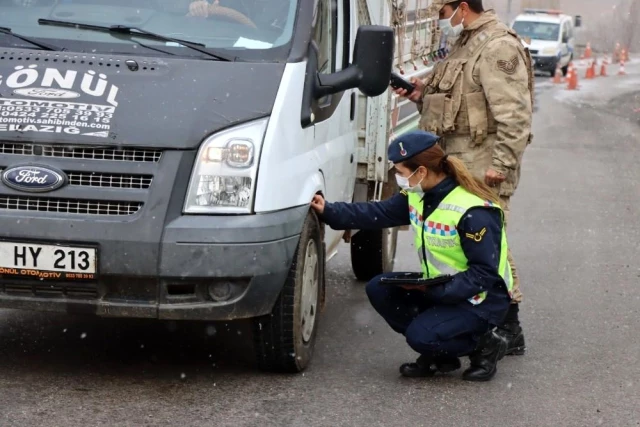 Jandarma trafik ekiplerinden kış lastiği uygulaması