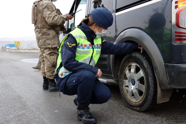 Jandarma trafik ekiplerinden kış lastiği uygulaması