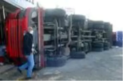 Kamyon marketin önünde devrildi; biber ve domatesler yola saçıldı Kamyon marketin önünde devrildi; biber ve domatesler yola saçıldı