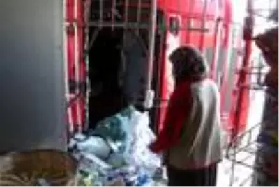 Kamyon marketin önünde devrildi; biber ve domatesler yola saçıldı Kamyon marketin önünde devrildi; biber ve domatesler yola saçıldı