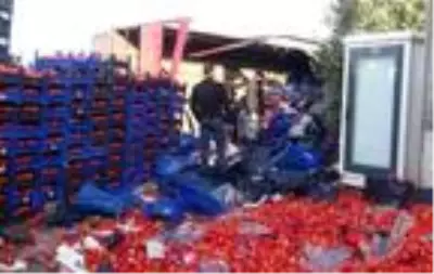 Kamyon marketin önünde devrildi; biber ve domatesler yola saçıldı Kamyon marketin önünde devrildi; biber ve domatesler yola saçıldı
